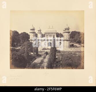 Agra; das Mausoleum des Prinzen Etmad-Dowlah, vom Tor. Samuel Bourne (Englisch, 1834 - 1912)