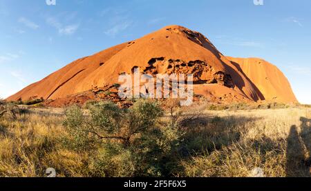 Panoramablick auf einen Abschnitt des Kata Tjuṯa, einer Gruppe von großen, gewölbten Felsformationen im Uluṟu-Kata Tjuṯa National Park, Northern Territitory, Australien Stockfoto