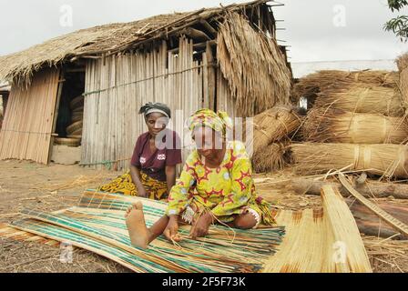 Nigerianische Frauen Webmatte in der Außenwand von Ondo State, Nigeria. Stockfoto