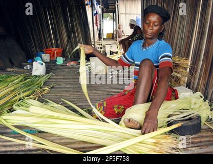 Afrikanische Frau, die Stroh zum Weben vorbereitet, Ondo State, Nigeria. Stockfoto