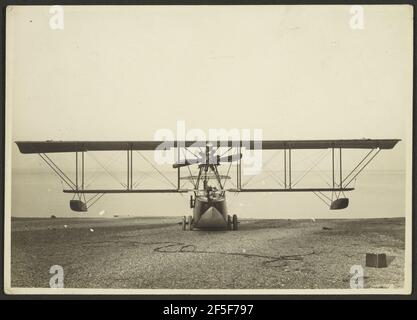 Wasserflugzeug an der Küste. Fédèle Azari (Italienisch, 1895 - 1930) Stockfoto