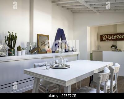Moderne Küche in einem jungen italienischen Haus Stockfoto