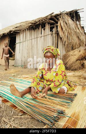 Nigerianische Frau Webmatte in der Außenwand von Ondo State, Nigeria. Stockfoto