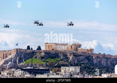 ΑΗ-64 Apache Hubschrauber fliegen in Formation über Akropolis, Athen, während der Militärparade für die 200 Jahre des griechischen Unabhängigkeitskrieges Stockfoto