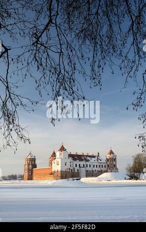 MIR, WEISSRUSSLAND - 22. Januar 2021: Mittelalterliche Burg in mir, Weißrussland. UNESCO-Weltkulturerbe. Winterszene mit Schnee. Stockfoto