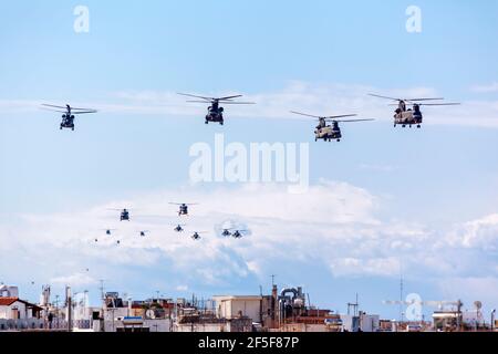 Boeing CH-47 Chinook Hubschrauber fliegen in Formation über Athen, Griechenland, während der Militärparade für die 200 Jahre des griechischen Unabhängigkeitskrieges Stockfoto