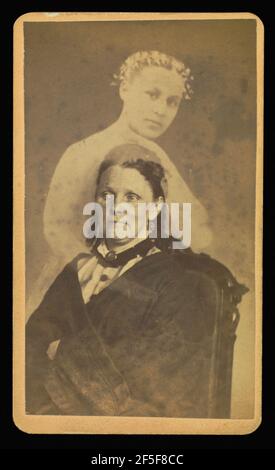 Nicht identifizierte Frau mit einem weiblichen 'Spirit' im Hintergrund sitzend. William H. Mumler (amerikanisch, 1832 - 1884) Stockfoto