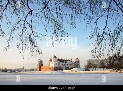 MIR, WEISSRUSSLAND - 22. Januar 2021: Mittelalterliche Burg in mir, Weißrussland. UNESCO-Weltkulturerbe. Winterszene mit Schnee. Stockfoto