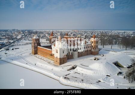 MIR, WEISSRUSSLAND - 22. Januar 2021: Mittelalterliche Burg in mir, Weißrussland. UNESCO-Weltkulturerbe. Winterszene mit Schnee. Stockfoto