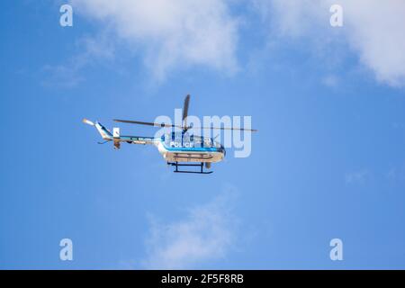 EC135 BO105 Hubschrauber (Airbus Helicopter H135) der griechischen Polizei, die Athen im März 25th 2021 überfliegt. Stockfoto