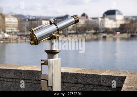 Antiquitäten alt interessante Aussichtsplattform Fernglas für Stadt und Landschaft Sightseeing aus Metall und goldenem Kupfer, Seitenansicht, bei Tag, ohne Stockfoto