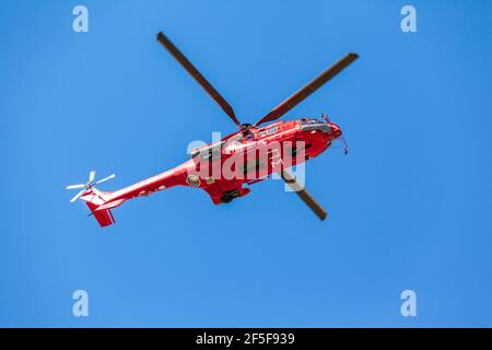 Airbus Helicopters H215, auch bekannt als S332 Super Puma, der Hellenic Fire Service, fliegt über Athen. Stockfoto