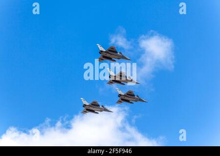 Dassault Rafale Kämpfer der französischen Luftwaffe, fliegen in Formation über Athen, während der Parade für die 200 Jahre des griechischen Unabhängigkeitskrieges Stockfoto