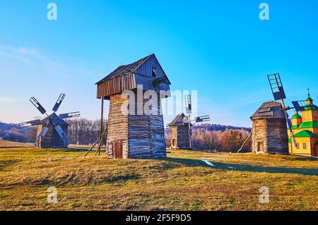 Erkunden Sie die traditionellen Holzwindmühlen der Region Polissya in Pyrohiv Skansen, Kiew, Ukraine Stockfoto