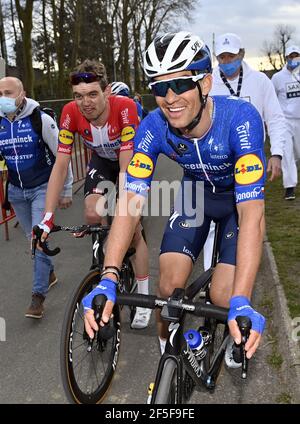 Dänische Kasper Asgreen von Deceuninck - Quick-Step und Tschechische Zdenek Stybar of Deceuninck - Quick-Step Feiern Sie, nachdem Asgreen gewann die E3 Saxo Bank Clas Stockfoto