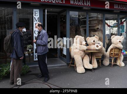 Paris, Frankreich. März 2021, 26th. Riesige Teddybären sind vor einem Café zu sehen, das in Paris, Frankreich, am 26. März 2021, Take-away-Dienstleistungen anbietet. Der französische Gesundheitsminister Olivier Veran kündigte am Donnerstag "Zwangsbremsungsmaßnahmen" in drei weiteren COVID-19-Hochrisikoregionen - Rhone, Aube und Nievre - an, um eine dritte Welle der Pandemie einzudämmen. Kredit: Gao Jing/Xinhua/Alamy Live Nachrichten Stockfoto