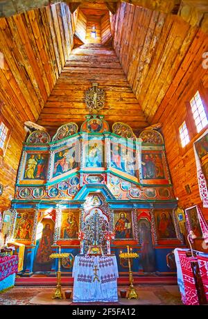 Kiew, Ukraine - 13. März 2021: Der hölzerne Gebetsraum und die hölzerne Ikonostase der mittelalterlichen St. Michael Kirche, in Pyrohiv Skansen, auf Ma Stockfoto