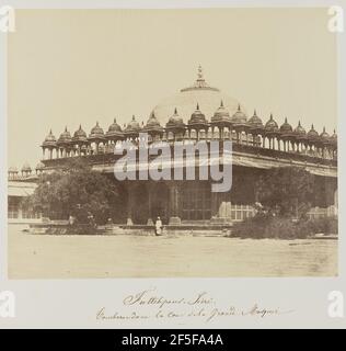 Futtehpour-Sicri, Tombeau dans la Cour de la Grande Mosquée. Baron Alexis de La Grange (Französisch, 1825 - 1917) Stockfoto