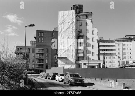 Die Überreste des Burtonwood House während des Abrisses, auf dem Woodberry Down Estate, North London, Großbritannien, im März 2021, von Newnton Close aus gesehen Stockfoto