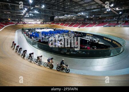 Saint Quentin En Yvelines, Frankreich. März 2021, 26th. Das französische Radsportteam trainiert am Mittwoch, den 26. März 2021, während Patienten im französischen Velodrom Saint-Quentin-en-Yvelines geimpft werden. Die französische Regierung will bis Mitte April 20 Millionen Menschen geimpft haben, Mitte Mai 30 Millionen und Mitte Juni 10 Millionen, etwas weniger als die Hälfte der Gesamtbevölkerung. Foto von Nathan Laine/ABACAPRESS.COM Quelle: Abaca Press/Alamy Live News Stockfoto