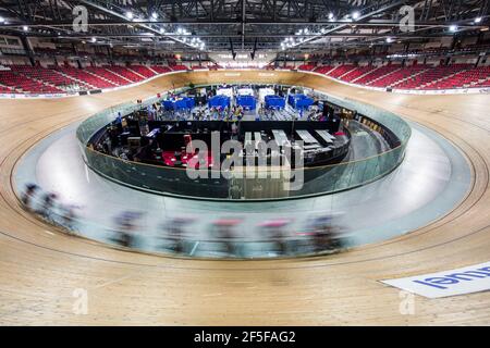 Saint Quentin En Yvelines, Frankreich. März 2021, 26th. Das französische Radsportteam trainiert am Mittwoch, den 26. März 2021, während Patienten im französischen Velodrom Saint-Quentin-en-Yvelines geimpft werden. Die französische Regierung will bis Mitte April 20 Millionen Menschen geimpft haben, Mitte Mai 30 Millionen und Mitte Juni 10 Millionen, etwas weniger als die Hälfte der Gesamtbevölkerung. Foto von Nathan Laine/ABACAPRESS.COM Quelle: Abaca Press/Alamy Live News Stockfoto