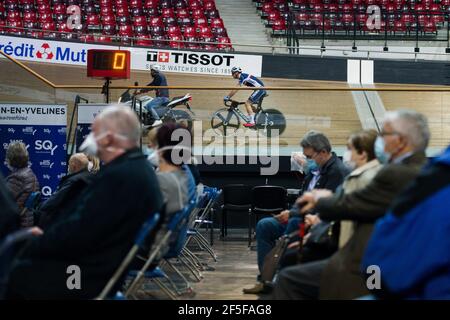 Saint Quentin En Yvelines, Frankreich. März 2021, 26th. Das französische Radsportteam trainiert am Mittwoch, den 26. März 2021, während Patienten im französischen Velodrom Saint-Quentin-en-Yvelines geimpft werden. Die französische Regierung will bis Mitte April 20 Millionen Menschen geimpft haben, Mitte Mai 30 Millionen und Mitte Juni 10 Millionen, etwas weniger als die Hälfte der Gesamtbevölkerung. Foto von Nathan Laine/ABACAPRESS.COM Quelle: Abaca Press/Alamy Live News Stockfoto