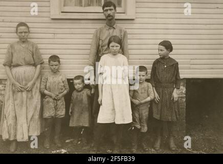 Gracie Clark, Spinner, Mit Ihrer Familie, Hunstville, Alabama. Lewis W. Hine (amerikanisch, 1874 - 1940) Stockfoto