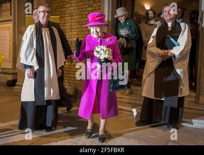 Der Rev Simon Harvey, Vikar von St. Mary's (links) und Rev Tim Hastie-Smith (rechts), nationaler Direktor der Heiligen Schrift Union, lächeln, während Königin Elizabeth II. Der Menge winkt, als sie den 150th-jährigen Gottesdienst der Heiligen Mary's Church in London verlässt. Bilddatum: Mittwoch, 6. Dezember 2017. Stockfoto