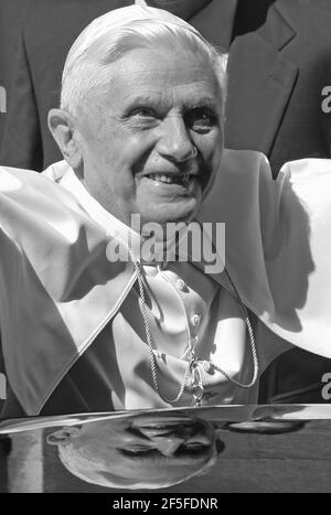 Valencia, Spagna. 09th. Juli 2006. 09. Juli 2006 : Papst Benedikt XVI. Während der Apostolischen Reise nach Valencia (Spanien) anlässlich des Fünften Welttreffens der Familien Quelle: Independent Photo Agency/Alamy Live News Stockfoto