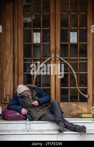 Ein Obdachloser sitzt auf den Stufen des St Martin's Theatre im Londoner West End, bevor die Coronavirus-Sperre die Produktion der Mousetrap inszenierte. Stockfoto