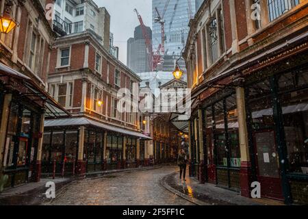 Leadenhall Market in der City of London steht während der Coronavirus-Sperre im Winter 2021 verlassen, England, Vereinigtes Königreich Stockfoto