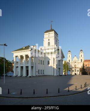 Minsk, Weißrussland: 13. Mai 2019. Historisches Zentrum von Minsk, Weißrussland: Rathaus, Liebfrauenkirche. Stockfoto