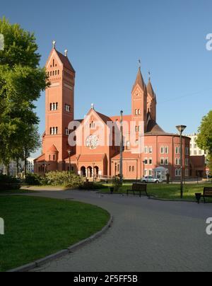 Minsk, Weißrussland - 13. Mai 2019. Kirche der Heiligen Simon und Helena . Rote Kirche auf dem Unabhängigkeitsplatz in Minsk. Stockfoto