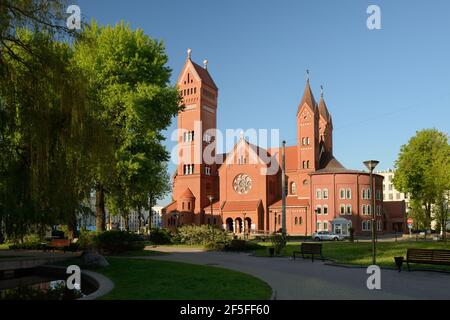 Minsk, Weißrussland - 13. Mai 2019. Kirche der Heiligen Simon und Helena . Rote Kirche auf dem Unabhängigkeitsplatz in Minsk. Stockfoto