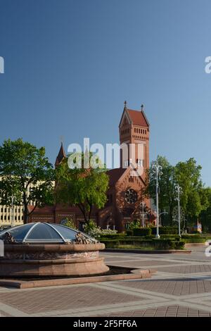 Minsk, Weißrussland - 13. Mai 2019. Kirche der Heiligen Simon und Helena . Rote Kirche auf dem Unabhängigkeitsplatz in Minsk. Stockfoto