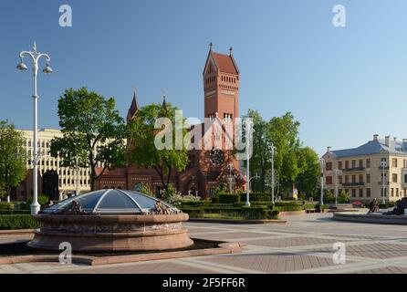 Minsk, Weißrussland - 13. Mai 2019. Kirche der Heiligen Simon und Helena . Rote Kirche auf dem Unabhängigkeitsplatz in Minsk. Stockfoto