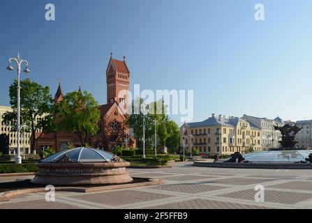 Minsk, Weißrussland - 13. Mai 2019. Kirche der Heiligen Simon und Helena . Rote Kirche auf dem Unabhängigkeitsplatz in Minsk. Stockfoto