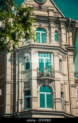 17 Mai 2019 Dresden, Deutschland - Barocco Balkone auf antikes Gebäude in Dresden. Stockfoto
