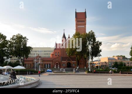 Minsk, Weißrussland - 12. September 2019. Kirche der Heiligen Simon und Helena . Rote Kirche auf dem Platz der Unabhängigkeit in Minsk. Stockfoto