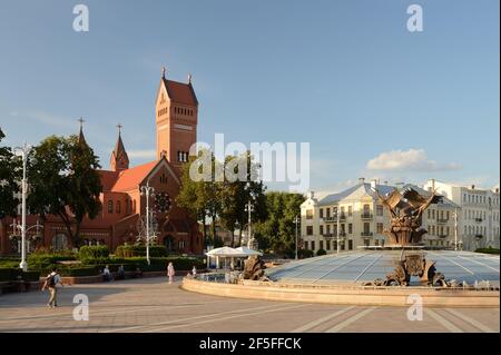 Minsk, Weißrussland - 12. September 2019. Kirche der Heiligen Simon und Helena . Rote Kirche auf dem Platz der Unabhängigkeit in Minsk. Stockfoto