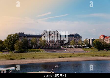 17. Mai 2019 Dresden, Deutschland - Sächsisches Staatsministerium der Finanzen, das vom Ufer der Elba aus gebaut wird. (Sächsisches Staatsministerium der Finanzen, Fachanwalts Stockfoto