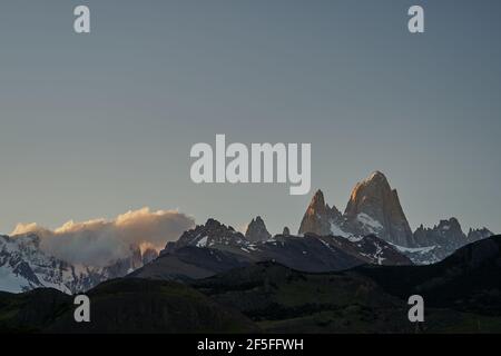 Mount Fitzroy ist ein hoher und charakteristischer Berggipfel im Süden Argentiniens, Patagonien, Südamerika und ein beliebtes Wanderziel Stockfoto