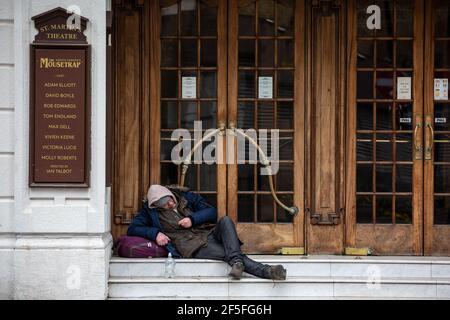 Ein Obdachloser sitzt auf den Stufen des St Martin's Theatre im Londoner West End, bevor die Coronavirus-Sperre die Produktion der Mousetrap inszenierte. Stockfoto