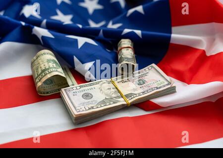 Amerikanische Flagge auf verschiedenen Banknoten, Dollar Stockfoto