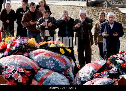 Denkmal und Gräber über Adem Jashari mit Familie im Dorf Prekaz im Norden des Kosovo. Adem war der Anführer der UCK-Guerillas, die gegen die Serben kämpften. Stockfoto