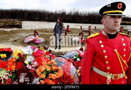 Denkmal und Gräber über Adem Jashari mit Familie im Dorf Prekaz im Norden des Kosovo. Adem war der Anführer der UCK-Guerillas, die gegen die Serben kämpften. Stockfoto