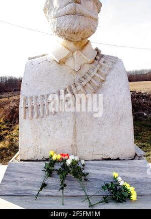 Denkmal und Gräber über Adem Jashari mit Familie im Dorf Prekaz im Norden des Kosovo. Adem war der Anführer der UCK-Guerillas, die gegen die Serben kämpften. Das Bild: Statue von Adem Jashari an der Stelle, wo die Familie ausgelöscht wurde. Stockfoto