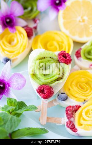 Hausgemachte gefrorene Fruchtknöchel mit exotischen Früchten und Kokosmilch Stockfoto