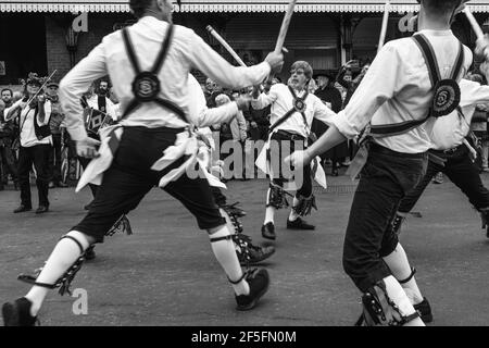 Morris-Tänzer aus der Region treten beim jährlichen ‘Dancing in the Old’ in Harveys Brewery Yard, Lewes, Großbritannien, auf. Stockfoto