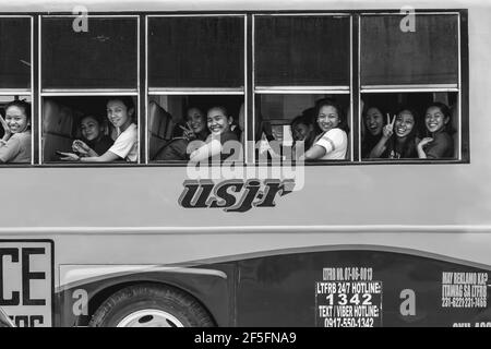 Glückliche junge Filipinos im Bus, Cebu City, Cebu, Philippinen. Stockfoto